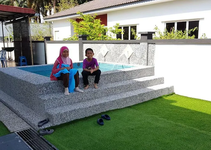 Jauzara Homestay Berkolam Renang