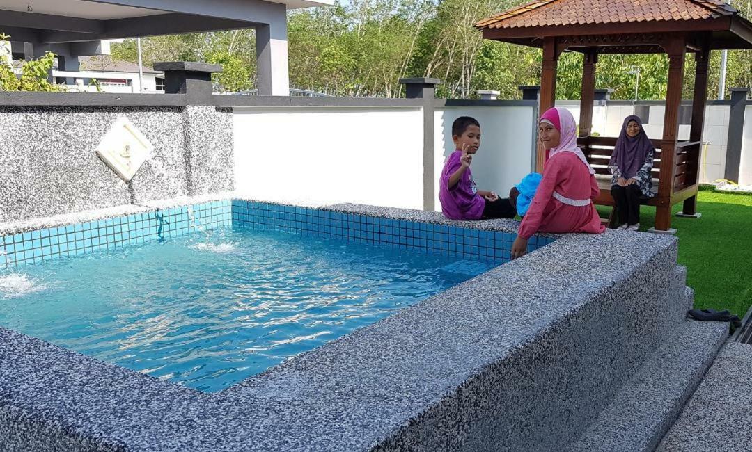 Jauzara Berkolam Renang Holiday home